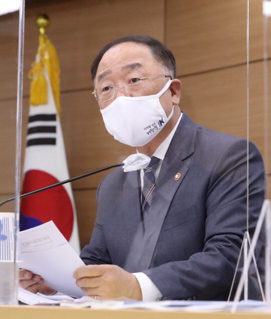 홍남기 경제부총리 겸 기획재정부 장관이 지난 27일 세종시 정부세종청사에서 '코로나 극복, 선도국가' 2021년도 예산안 상세 브리핑에서 기자들의 질문에 답하고 있다. 연합뉴스.